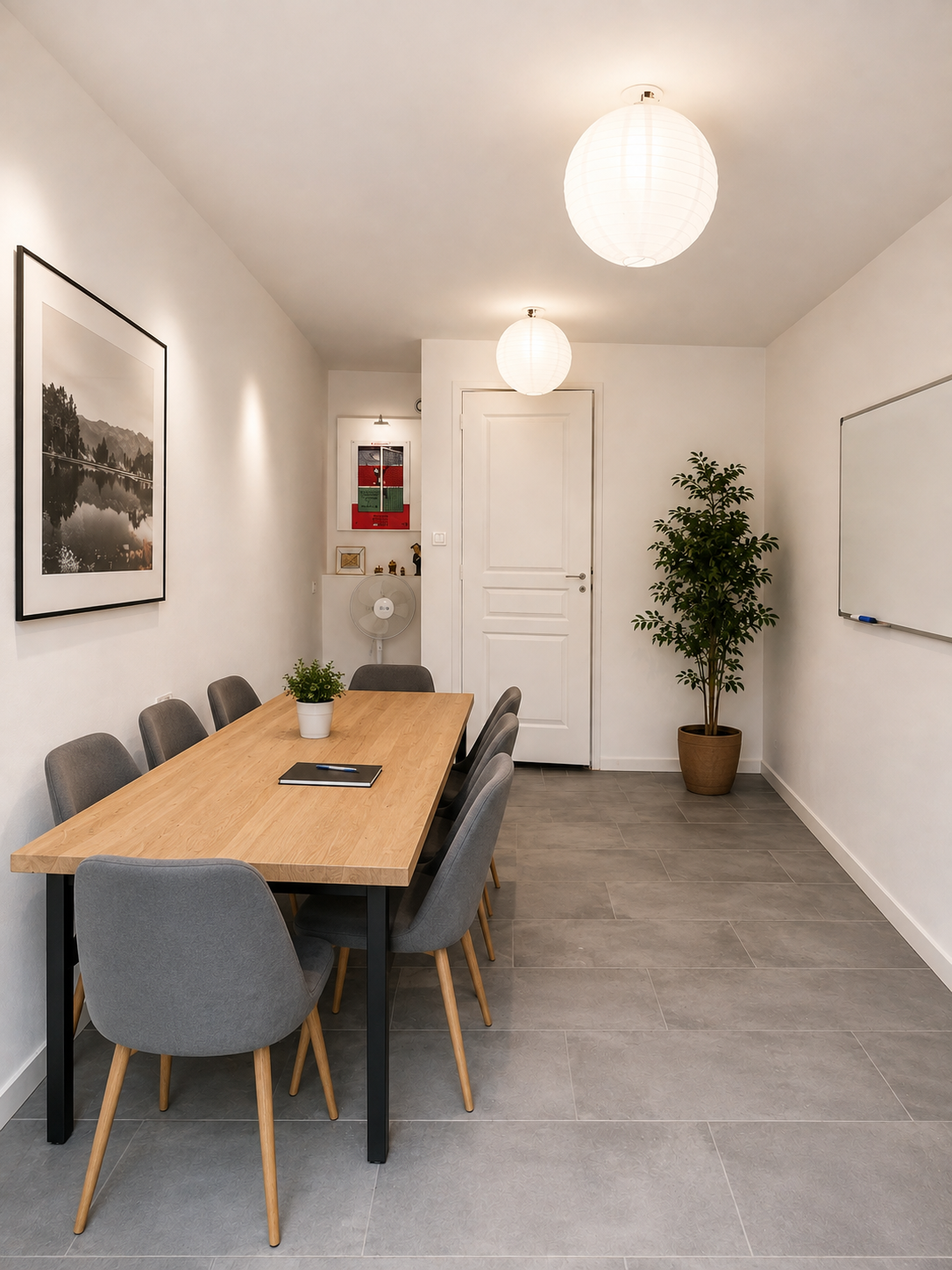 Salle de réunion professionnelle équipée chez Maison Carras à Nice, quartier Carras.